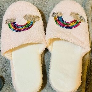 Comfy bedroom room shows. Only wore once I’m not a bed slipper person lol